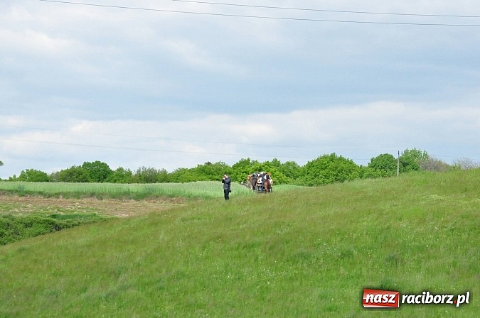 Zdjęcie w galerii na portalu naszraciborz.pl: W Pogrzebieniu 136. raz szli w procesji na św. Floriana. Prosili o ochronę przed gradem wiadomości z regionu