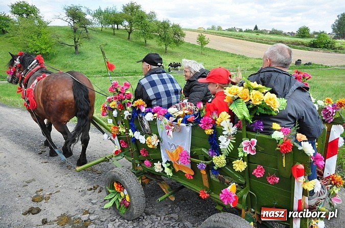 Zdjęcie w galerii na portalu naszraciborz.pl: W Pogrzebieniu 136. raz szli w procesji na św. Floriana. Prosili o ochronę przed gradem wiadomości z regionu
