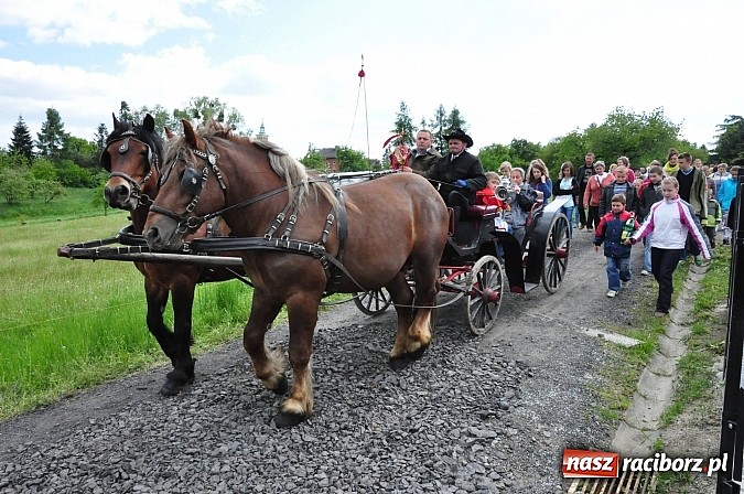 Zdjęcie w galerii na portalu naszraciborz.pl: W Pogrzebieniu 136. raz szli w procesji na św. Floriana. Prosili o ochronę przed gradem wiadomości z regionu