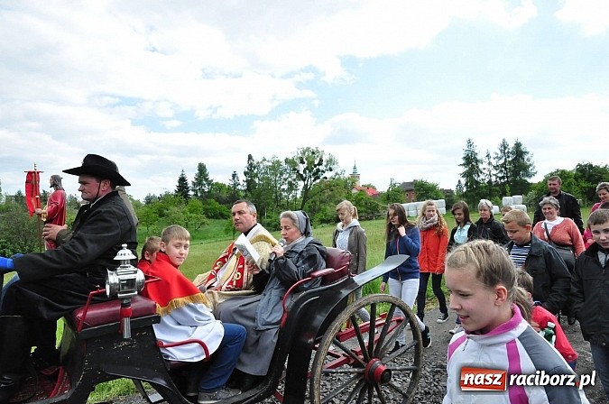 Zdjęcie w galerii na portalu naszraciborz.pl: W Pogrzebieniu 136. raz szli w procesji na św. Floriana. Prosili o ochronę przed gradem wiadomości z regionu