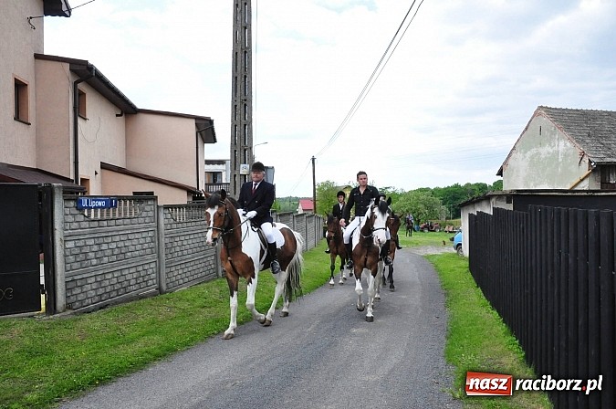Zdjęcie w galerii na portalu naszraciborz.pl: W Pogrzebieniu 136. raz szli w procesji na św. Floriana. Prosili o ochronę przed gradem wiadomości z regionu