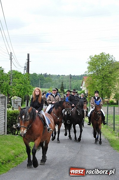 Zdjęcie w galerii na portalu naszraciborz.pl: W Pogrzebieniu 136. raz szli w procesji na św. Floriana. Prosili o ochronę przed gradem wiadomości z regionu
