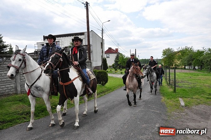 Zdjęcie w galerii na portalu naszraciborz.pl: W Pogrzebieniu 136. raz szli w procesji na św. Floriana. Prosili o ochronę przed gradem wiadomości z regionu