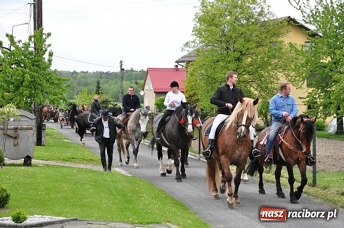 Zdjęcie w galerii na portalu naszraciborz.pl: W Pogrzebieniu 136. raz szli w procesji na św. Floriana. Prosili o ochronę przed gradem wiadomości z regionu