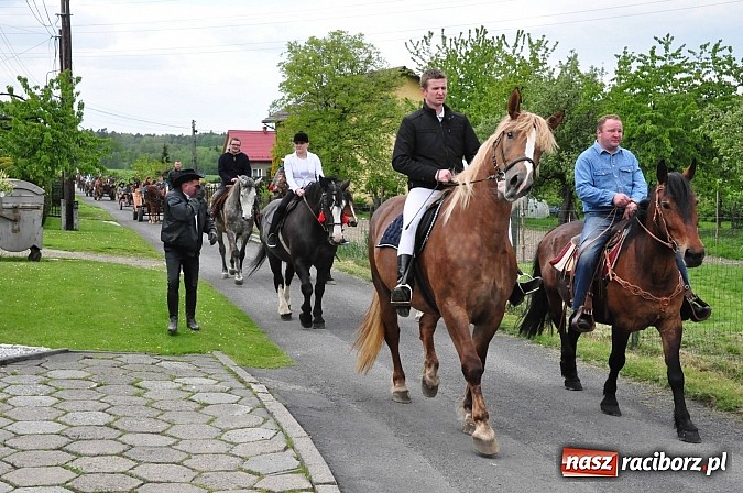 Zdjęcie w galerii na portalu naszraciborz.pl: W Pogrzebieniu 136. raz szli w procesji na św. Floriana. Prosili o ochronę przed gradem wiadomości z regionu