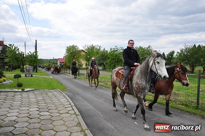 Zdjęcie w galerii na portalu naszraciborz.pl: W Pogrzebieniu 136. raz szli w procesji na św. Floriana. Prosili o ochronę przed gradem wiadomości z regionu