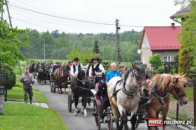Zdjęcie w galerii na portalu naszraciborz.pl: W Pogrzebieniu 136. raz szli w procesji na św. Floriana. Prosili o ochronę przed gradem wiadomości z regionu