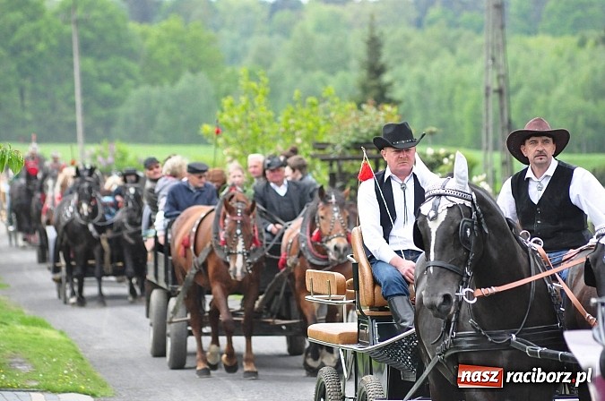Zdjęcie w galerii na portalu naszraciborz.pl: W Pogrzebieniu 136. raz szli w procesji na św. Floriana. Prosili o ochronę przed gradem wiadomości z regionu
