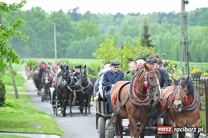 Zdjęcie w galerii na portalu naszraciborz.pl: W Pogrzebieniu 136. raz szli w procesji na św. Floriana. Prosili o ochronę przed gradem wiadomości z regionu