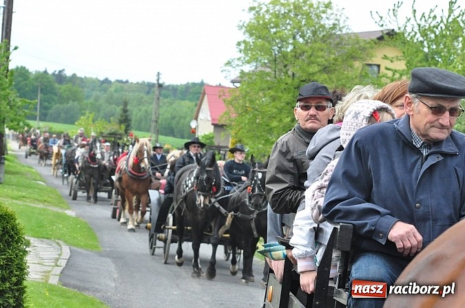 Zdjęcie w galerii na portalu naszraciborz.pl: W Pogrzebieniu 136. raz szli w procesji na św. Floriana. Prosili o ochronę przed gradem wiadomości z regionu