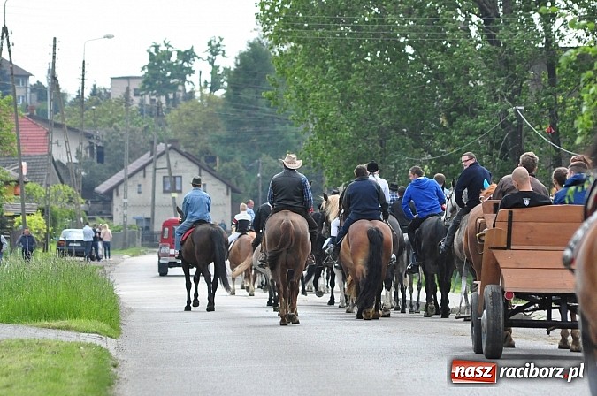Zdjęcie w galerii na portalu naszraciborz.pl: W Pogrzebieniu 136. raz szli w procesji na św. Floriana. Prosili o ochronę przed gradem wiadomości z regionu