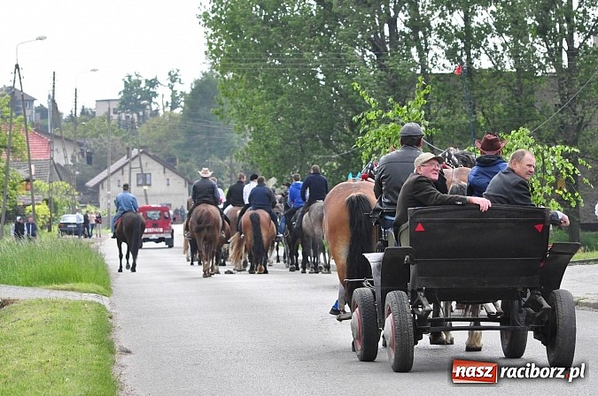 Zdjęcie w galerii na portalu naszraciborz.pl: W Pogrzebieniu 136. raz szli w procesji na św. Floriana. Prosili o ochronę przed gradem wiadomości z regionu