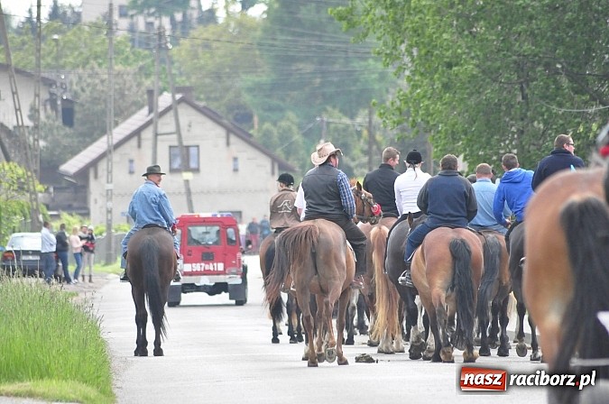 Zdjęcie w galerii na portalu naszraciborz.pl: W Pogrzebieniu 136. raz szli w procesji na św. Floriana. Prosili o ochronę przed gradem wiadomości z regionu