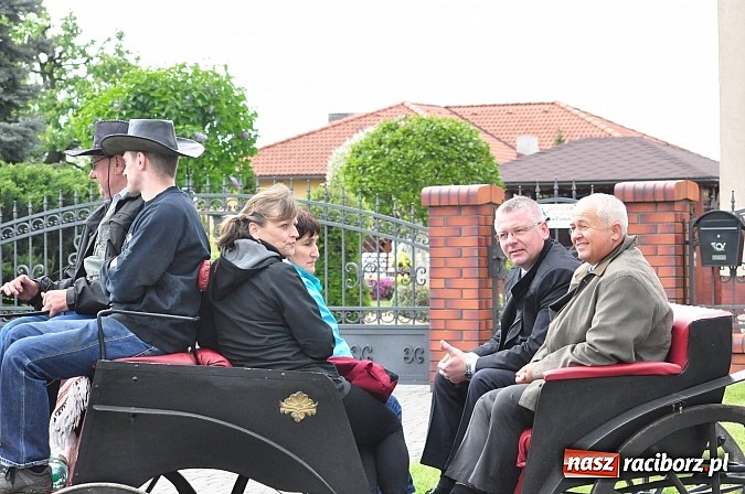 Zdjęcie w galerii na portalu naszraciborz.pl: W Pogrzebieniu 136. raz szli w procesji na św. Floriana. Prosili o ochronę przed gradem wiadomości z regionu