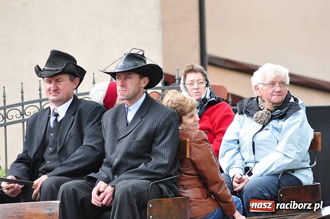 Zdjęcie w galerii na portalu naszraciborz.pl: W Pogrzebieniu 136. raz szli w procesji na św. Floriana. Prosili o ochronę przed gradem wiadomości z regionu