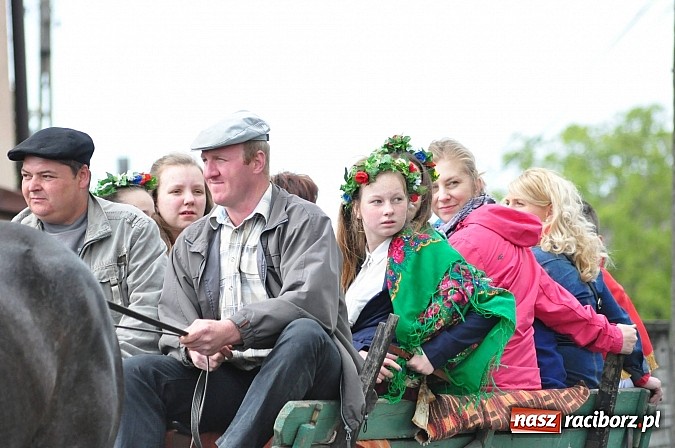 Zdjęcie w galerii na portalu naszraciborz.pl: W Pogrzebieniu 136. raz szli w procesji na św. Floriana. Prosili o ochronę przed gradem wiadomości z regionu