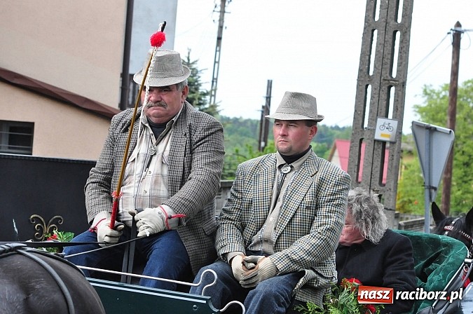 Zdjęcie w galerii na portalu naszraciborz.pl: W Pogrzebieniu 136. raz szli w procesji na św. Floriana. Prosili o ochronę przed gradem wiadomości z regionu