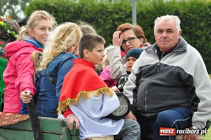 Zdjęcie w galerii na portalu naszraciborz.pl: W Pogrzebieniu 136. raz szli w procesji na św. Floriana. Prosili o ochronę przed gradem wiadomości z regionu