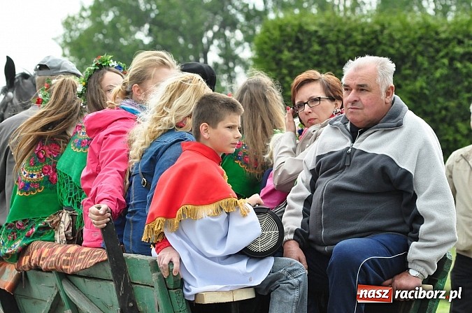 Zdjęcie w galerii na portalu naszraciborz.pl: W Pogrzebieniu 136. raz szli w procesji na św. Floriana. Prosili o ochronę przed gradem wiadomości z regionu