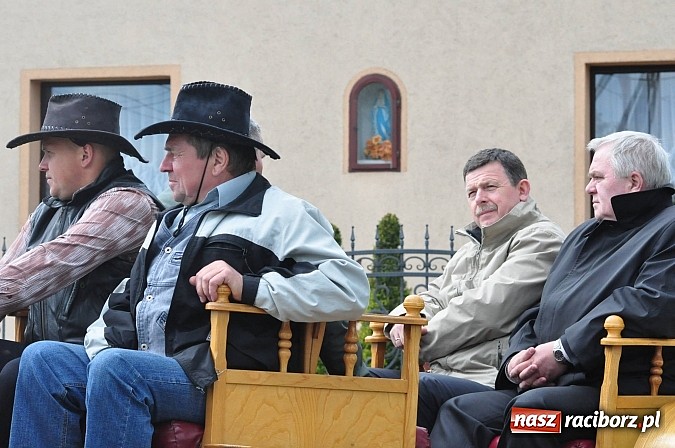 Zdjęcie w galerii na portalu naszraciborz.pl: W Pogrzebieniu 136. raz szli w procesji na św. Floriana. Prosili o ochronę przed gradem wiadomości z regionu