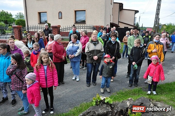 Zdjęcie w galerii na portalu naszraciborz.pl: W Pogrzebieniu 136. raz szli w procesji na św. Floriana. Prosili o ochronę przed gradem wiadomości z regionu