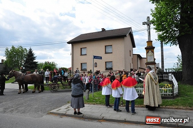 Zdjęcie w galerii na portalu naszraciborz.pl: W Pogrzebieniu 136. raz szli w procesji na św. Floriana. Prosili o ochronę przed gradem wiadomości z regionu