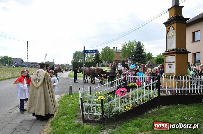 Zdjęcie w galerii na portalu naszraciborz.pl: W Pogrzebieniu 136. raz szli w procesji na św. Floriana. Prosili o ochronę przed gradem wiadomości z regionu