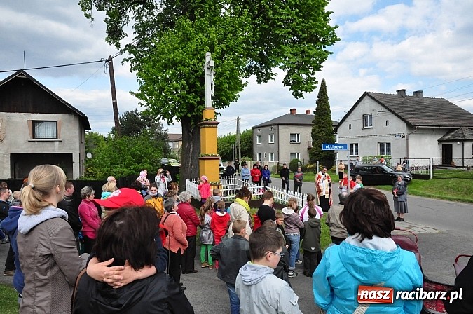 Zdjęcie w galerii na portalu naszraciborz.pl: W Pogrzebieniu 136. raz szli w procesji na św. Floriana. Prosili o ochronę przed gradem wiadomości z regionu