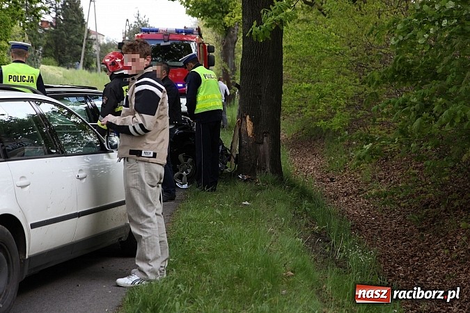 Zdjęcie w galerii na portalu naszraciborz.pl: Audi uderzyło w drzewo. Dwie osoby w szpitalu wiadomości z regionu
