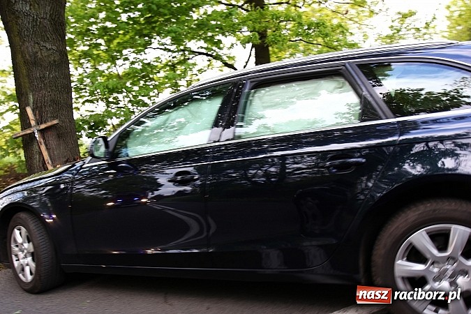 Zdjęcie w galerii na portalu naszraciborz.pl: Audi uderzyło w drzewo. Dwie osoby w szpitalu wiadomości z regionu