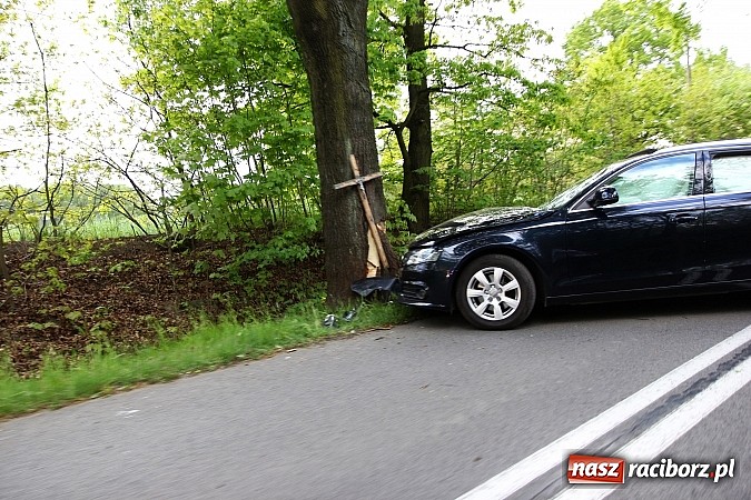 Zdjęcie w galerii na portalu naszraciborz.pl: Audi uderzyło w drzewo. Dwie osoby w szpitalu wiadomości z regionu