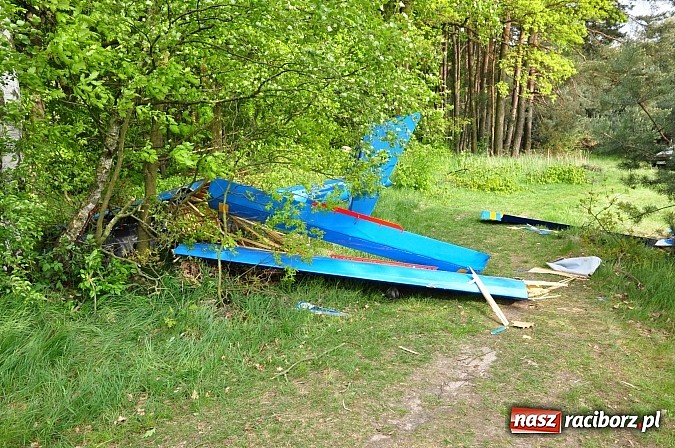 Zdjęcie w galerii na portalu naszraciborz.pl: Szybowiec z Rybnika rozbił się w Szymocicach. Pilot przeżył. Sam przyszedł na policję wiadomości z regionu
