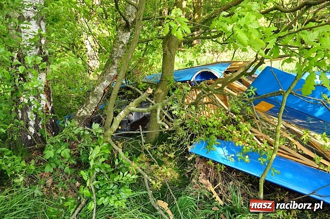 Zdjęcie w galerii na portalu naszraciborz.pl: Szybowiec z Rybnika rozbił się w Szymocicach. Pilot przeżył. Sam przyszedł na policję wiadomości z regionu