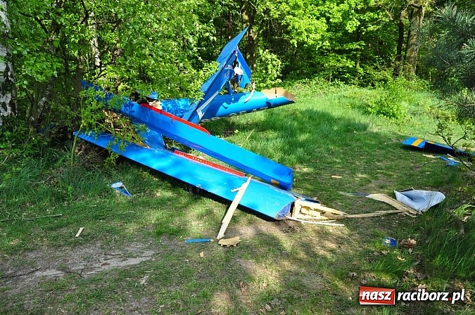 Zdjęcie w galerii na portalu naszraciborz.pl: Szybowiec z Rybnika rozbił się w Szymocicach. Pilot przeżył. Sam przyszedł na policję wiadomości z regionu