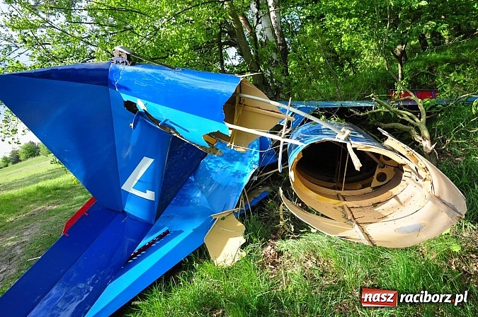 Zdjęcie w galerii na portalu naszraciborz.pl: Szybowiec z Rybnika rozbił się w Szymocicach. Pilot przeżył. Sam przyszedł na policję wiadomości z regionu