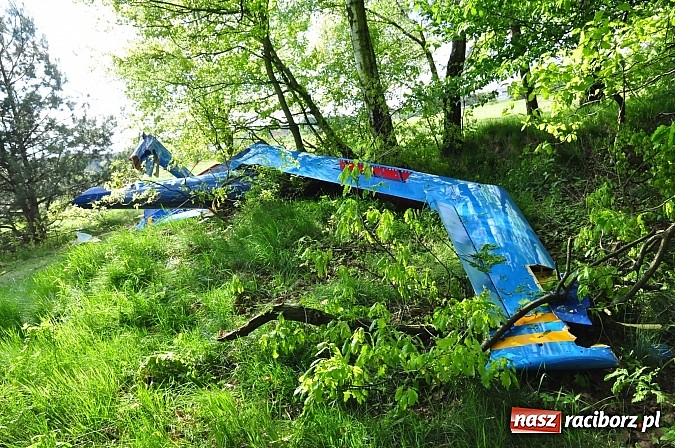Zdjęcie w galerii na portalu naszraciborz.pl: Szybowiec z Rybnika rozbił się w Szymocicach. Pilot przeżył. Sam przyszedł na policję wiadomości z regionu