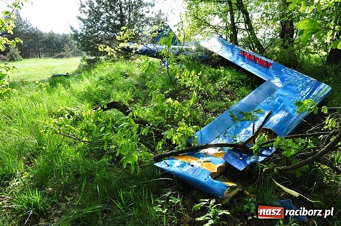 Zdjęcie w galerii na portalu naszraciborz.pl: Szybowiec z Rybnika rozbił się w Szymocicach. Pilot przeżył. Sam przyszedł na policję wiadomości z regionu
