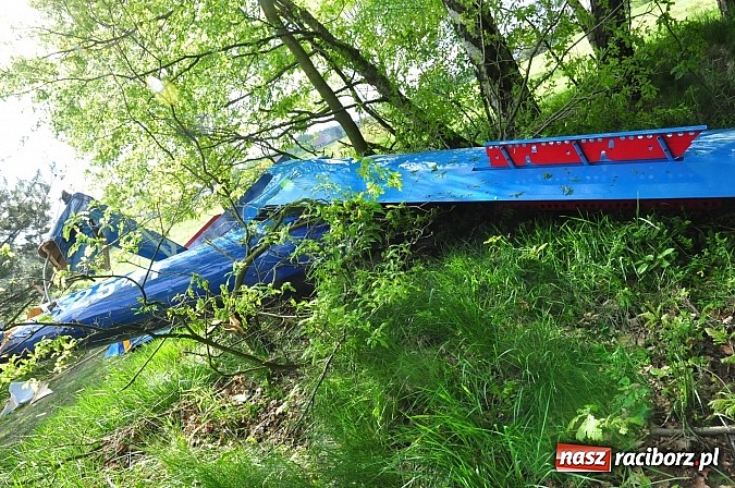 Zdjęcie w galerii na portalu naszraciborz.pl: Szybowiec z Rybnika rozbił się w Szymocicach. Pilot przeżył. Sam przyszedł na policję wiadomości z regionu