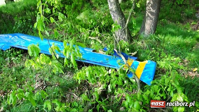 Zdjęcie w galerii na portalu naszraciborz.pl: Szybowiec z Rybnika rozbił się w Szymocicach. Pilot przeżył. Sam przyszedł na policję wiadomości z regionu