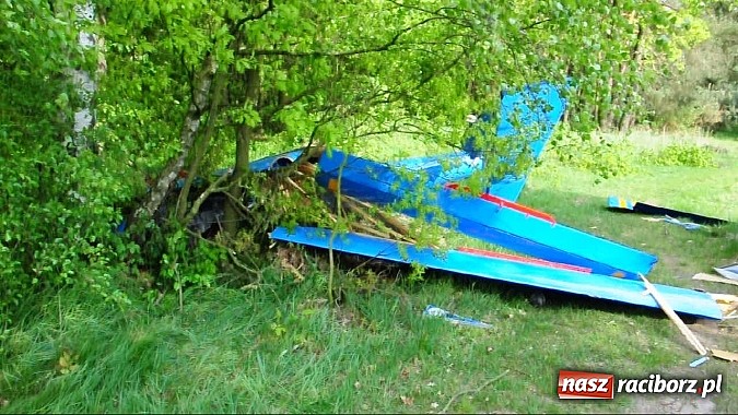 Zdjęcie w galerii na portalu naszraciborz.pl: Szybowiec z Rybnika rozbił się w Szymocicach. Pilot przeżył. Sam przyszedł na policję wiadomości z regionu