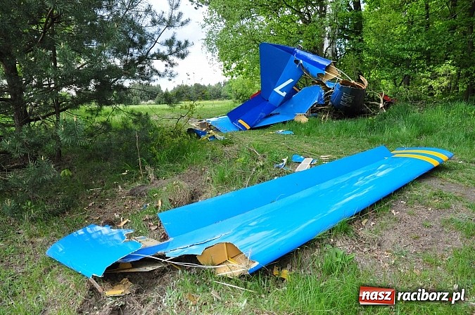 Zdjęcie w galerii na portalu naszraciborz.pl: Szybowiec z Rybnika rozbił się w Szymocicach. Pilot przeżył. Sam przyszedł na policję wiadomości z regionu