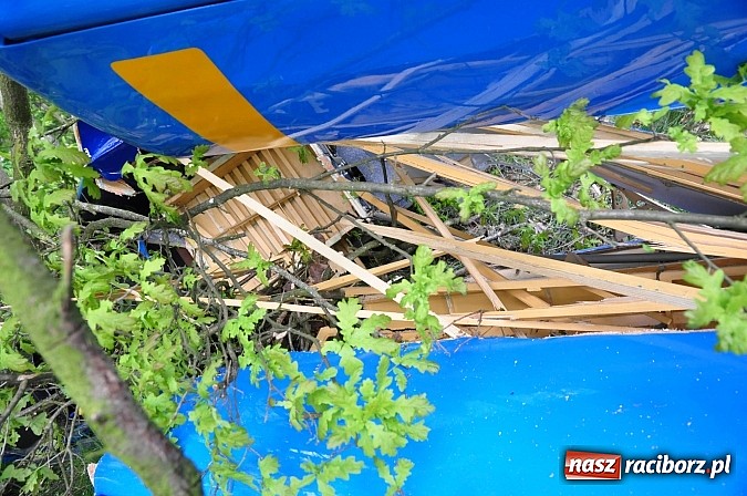 Zdjęcie w galerii na portalu naszraciborz.pl: Szybowiec z Rybnika rozbił się w Szymocicach. Pilot przeżył. Sam przyszedł na policję wiadomości z regionu