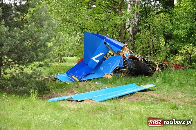 Zdjęcie w galerii na portalu naszraciborz.pl: Szybowiec z Rybnika rozbił się w Szymocicach. Pilot przeżył. Sam przyszedł na policję wiadomości z regionu