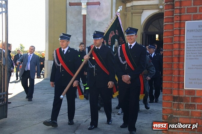Zdjęcie w galerii na portalu naszraciborz.pl: Parafianie ze strażakami szli do św. Floriana wiadomości z regionu