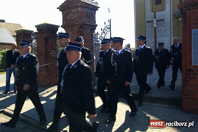 Zdjęcie w galerii na portalu naszraciborz.pl: Parafianie ze strażakami szli do św. Floriana wiadomości z regionu