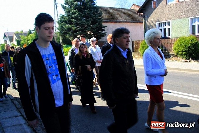 Zdjęcie w galerii na portalu naszraciborz.pl: Parafianie ze strażakami szli do św. Floriana wiadomości z regionu