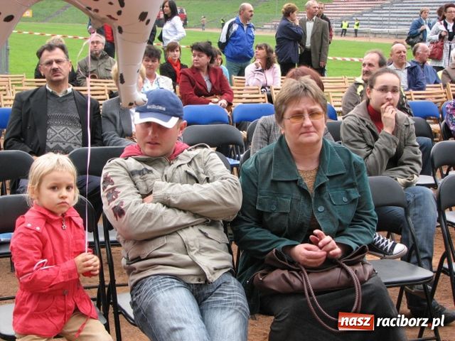 Zdjęcie w galerii na portalu naszraciborz.pl: Deszcz nie przestraszył fanów wiadomości z regionu