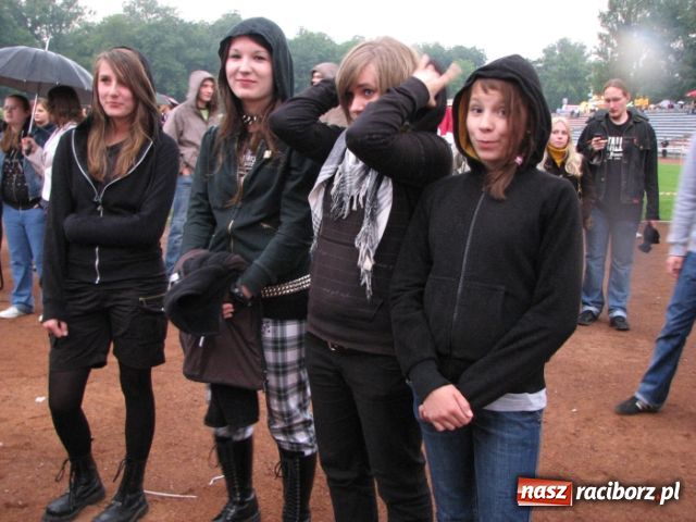 Zdjęcie w galerii na portalu naszraciborz.pl: Deszcz nie przestraszył fanów wiadomości z regionu