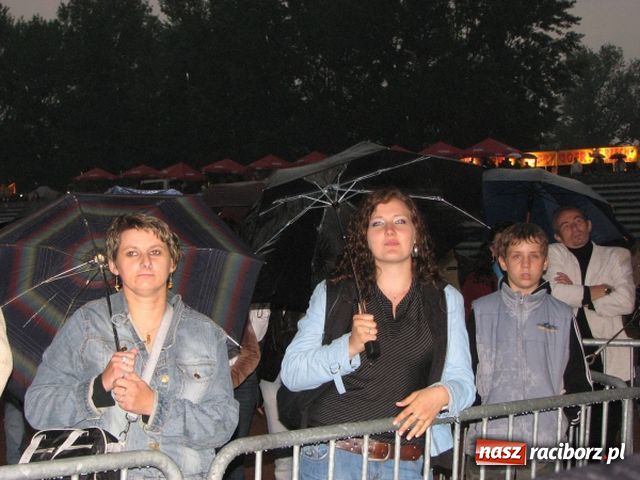 Zdjęcie w galerii na portalu naszraciborz.pl: Deszcz nie przestraszył fanów wiadomości z regionu