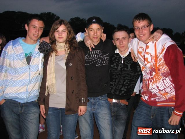 Zdjęcie w galerii na portalu naszraciborz.pl: Deszcz nie przestraszył fanów wiadomości z regionu